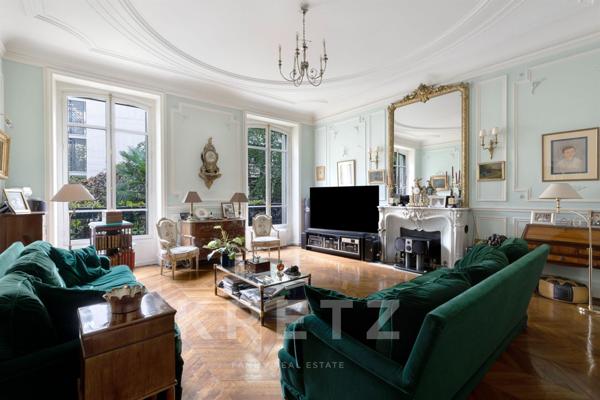 Appartement de réception proche du Parc Monceau et de la Mairie du 8ème