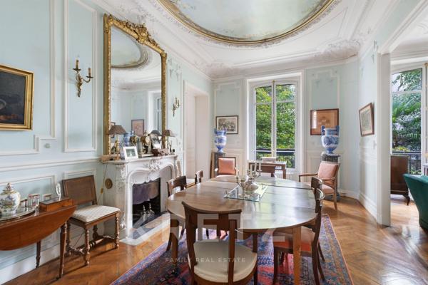 Appartement de réception proche du Parc Monceau et de la Mairie du 8ème