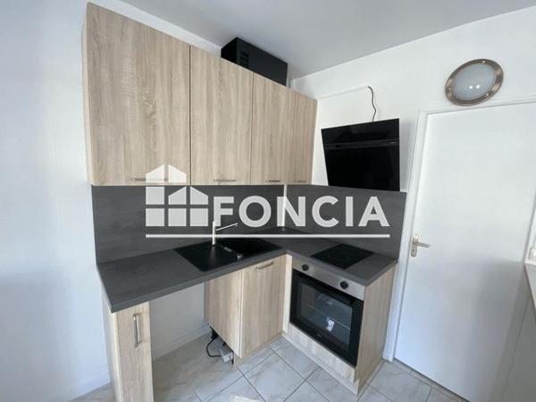 Location Appartement 2 pièces 34.2 m² - 46 AVENUE GAMBETTA - 2eme étage Rochefort 17300