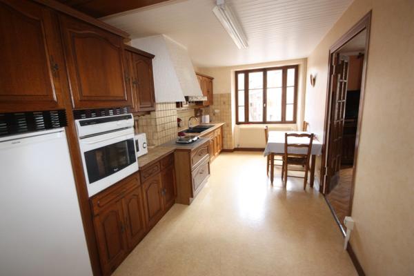 Maison à vendre 5 pièces de 148 m² à CHALEY (01) avec jardin de 436 m² en bordure de la rivière.