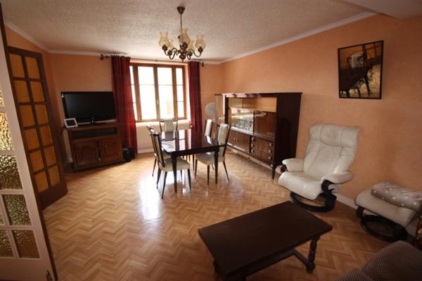 Maison à vendre 5 pièces de 148 m² à CHALEY (01) avec jardin de 436 m² en bordure de la rivière.