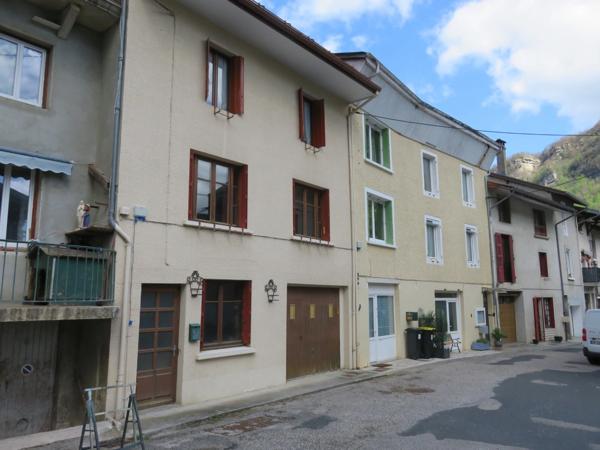 Maison à vendre 5 pièces de 148 m² à CHALEY (01) avec jardin de 436 m² en bordure de la rivière.