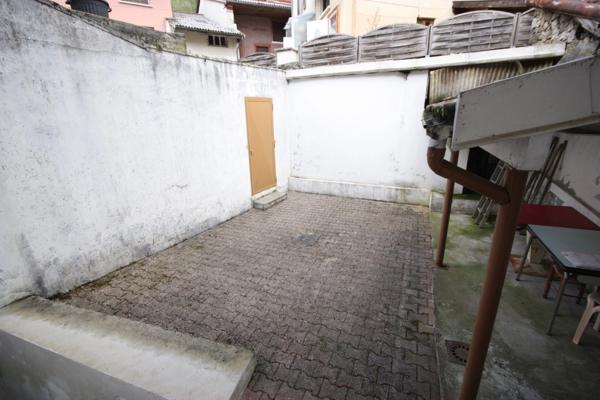 Maison à vendre 5 pièces de 148 m² à CHALEY (01) avec jardin de 436 m² en bordure de la rivière.