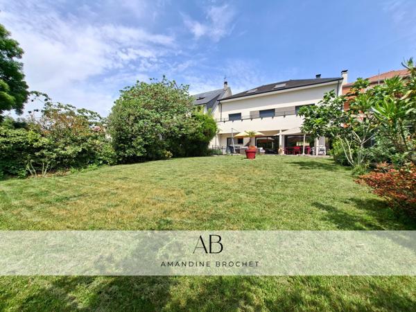 Maison
         8 pièces
        - 215 m² 1 430 000 € *