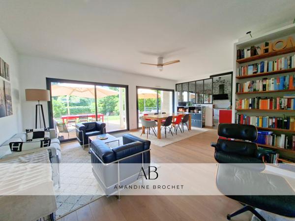 Maison
         8 pièces
        - 215 m² 1 430 000 € *