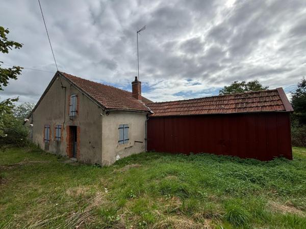 Petite maison avec dépendances et beau terrain
