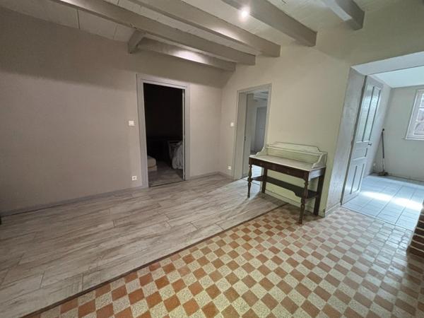 Petite maison avec dépendances et beau terrain