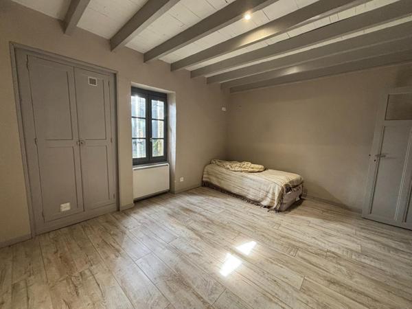 Petite maison avec dépendances et beau terrain