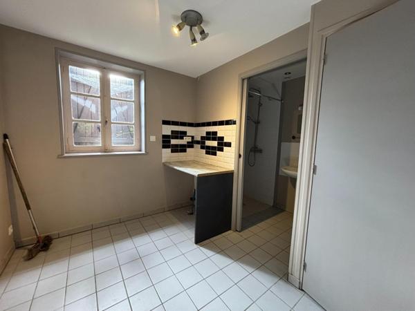 Petite maison avec dépendances et beau terrain