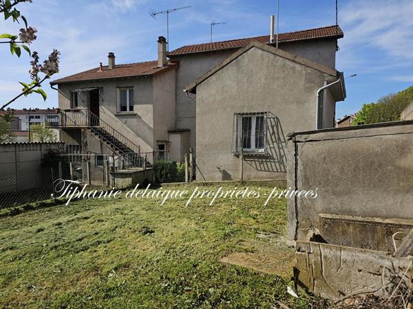 Le Chambon Feugerolles 42500 Ensemble Immobilier de 2 Maisons mitoyennes T3 et T4 avec 2 garages et un ensemble de 13 Garages sur 693m² de terrain