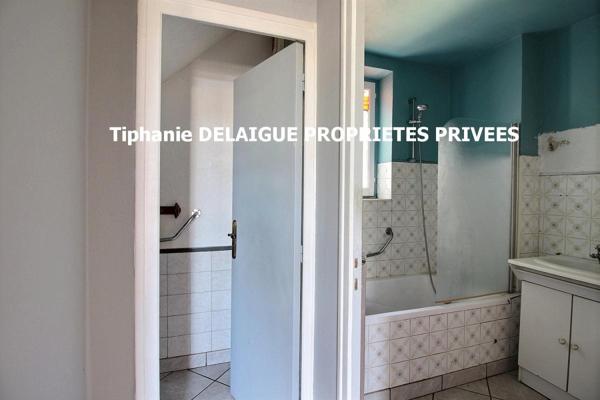 Le Chambon Feugerolles 42500 Ensemble Immobilier de 2 Maisons mitoyennes T3 et T4 avec 2 garages et un ensemble de 13 Garages sur 693m² de terrain