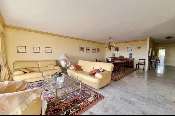 Golfe-Juan Centre – Appartement 4 pièces, vue mer, sans vis-à-vis, double terrasse, garage et cave