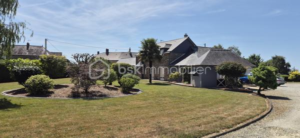 Maison familiale 4 chambres avec suite parentale, jardin clos et dépendances – 10 min Laval

À seulement 10 minutes de Laval, sur la commune de Saint-Ouën-des-Toits, découvrez cette maison en pierre de 200 m2 environ rénovée avec goût.

Au rez-de-chaussée : entrée, cuisine aménagée et équipée ouverte sur le séjour, accès direct à une terrasse couverte, grand salon lumineux avec poêle à bois, bureau avec terrasse privative sans vis-à-vis, suite parentale avec salle d'eau et dressing, buanderie et WC.

À l'étage, un palier dessert trois chambres, dont une suite parentale, ainsi qu'une salle de bains et un WC indépendant.

À l'extérieur, vous profiterez d'un beau jardin paysagé, arboré et entièrement clôturé de 3500 m2, de plusieurs espaces terrasse ainsi que d'un grand garage d'environ 80 m² avec eau et électricité, comprenant également un bureau isolé d'environ 10 m².

Un cabanon complète les dépendances.

Maison bénéficiant d'un DPE B et GES A, équipée d'une pompe à chaleur et d'un poêle à bois.
Assainissement individuel par microstation.
Taxe foncière : 1 551 €.