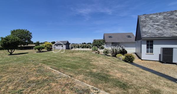 Maison familiale 4 chambres avec suite parentale, jardin clos et dépendances – 10 min Laval

À seulement 10 minutes de Laval, sur la commune de Saint-Ouën-des-Toits, découvrez cette maison en pierre de 200 m2 environ rénovée avec goût.

Au rez-de-chaussée : entrée, cuisine aménagée et équipée ouverte sur le séjour, accès direct à une terrasse couverte, grand salon lumineux avec poêle à bois, bureau avec terrasse privative sans vis-à-vis, suite parentale avec salle d'eau et dressing, buanderie et WC.

À l'étage, un palier dessert trois chambres, dont une suite parentale, ainsi qu'une salle de bains et un WC indépendant.

À l'extérieur, vous profiterez d'un beau jardin paysagé, arboré et entièrement clôturé de 3500 m2, de plusieurs espaces terrasse ainsi que d'un grand garage d'environ 80 m² avec eau et électricité, comprenant également un bureau isolé d'environ 10 m².

Un cabanon complète les dépendances.

Maison bénéficiant d'un DPE B et GES A, équipée d'une pompe à chaleur et d'un poêle à bois.
Assainissement individuel par microstation.
Taxe foncière : 1 551 €.