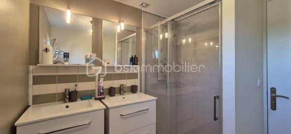 Maison familiale 4 chambres avec suite parentale, jardin clos et dépendances – 10 min Laval

À seulement 10 minutes de Laval, sur la commune de Saint-Ouën-des-Toits, découvrez cette maison en pierre de 200 m2 environ rénovée avec goût.

Au rez-de-chaussée : entrée, cuisine aménagée et équipée ouverte sur le séjour, accès direct à une terrasse couverte, grand salon lumineux avec poêle à bois, bureau avec terrasse privative sans vis-à-vis, suite parentale avec salle d'eau et dressing, buanderie et WC.

À l'étage, un palier dessert trois chambres, dont une suite parentale, ainsi qu'une salle de bains et un WC indépendant.

À l'extérieur, vous profiterez d'un beau jardin paysagé, arboré et entièrement clôturé de 3500 m2, de plusieurs espaces terrasse ainsi que d'un grand garage d'environ 80 m² avec eau et électricité, comprenant également un bureau isolé d'environ 10 m².

Un cabanon complète les dépendances.

Maison bénéficiant d'un DPE B et GES A, équipée d'une pompe à chaleur et d'un poêle à bois.
Assainissement individuel par microstation.
Taxe foncière : 1 551 €.