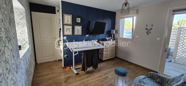 Maison familiale 4 chambres avec suite parentale, jardin clos et dépendances – 10 min Laval

À seulement 10 minutes de Laval, sur la commune de Saint-Ouën-des-Toits, découvrez cette maison en pierre de 200 m2 environ rénovée avec goût.

Au rez-de-chaussée : entrée, cuisine aménagée et équipée ouverte sur le séjour, accès direct à une terrasse couverte, grand salon lumineux avec poêle à bois, bureau avec terrasse privative sans vis-à-vis, suite parentale avec salle d'eau et dressing, buanderie et WC.

À l'étage, un palier dessert trois chambres, dont une suite parentale, ainsi qu'une salle de bains et un WC indépendant.

À l'extérieur, vous profiterez d'un beau jardin paysagé, arboré et entièrement clôturé de 3500 m2, de plusieurs espaces terrasse ainsi que d'un grand garage d'environ 80 m² avec eau et électricité, comprenant également un bureau isolé d'environ 10 m².

Un cabanon complète les dépendances.

Maison bénéficiant d'un DPE B et GES A, équipée d'une pompe à chaleur et d'un poêle à bois.
Assainissement individuel par microstation.
Taxe foncière : 1 551 €.