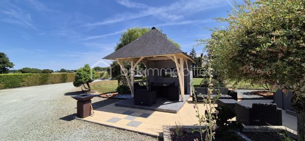 Maison familiale 4 chambres avec suite parentale, jardin clos et dépendances – 10 min Laval

À seulement 10 minutes de Laval, sur la commune de Saint-Ouën-des-Toits, découvrez cette maison en pierre de 200 m2 environ rénovée avec goût.

Au rez-de-chaussée : entrée, cuisine aménagée et équipée ouverte sur le séjour, accès direct à une terrasse couverte, grand salon lumineux avec poêle à bois, bureau avec terrasse privative sans vis-à-vis, suite parentale avec salle d'eau et dressing, buanderie et WC.

À l'étage, un palier dessert trois chambres, dont une suite parentale, ainsi qu'une salle de bains et un WC indépendant.

À l'extérieur, vous profiterez d'un beau jardin paysagé, arboré et entièrement clôturé de 3500 m2, de plusieurs espaces terrasse ainsi que d'un grand garage d'environ 80 m² avec eau et électricité, comprenant également un bureau isolé d'environ 10 m².

Un cabanon complète les dépendances.

Maison bénéficiant d'un DPE B et GES A, équipée d'une pompe à chaleur et d'un poêle à bois.
Assainissement individuel par microstation.
Taxe foncière : 1 551 €.