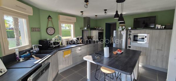 Maison familiale 4 chambres avec suite parentale, jardin clos et dépendances – 10 min Laval

À seulement 10 minutes de Laval, sur la commune de Saint-Ouën-des-Toits, découvrez cette maison en pierre de 200 m2 environ rénovée avec goût.

Au rez-de-chaussée : entrée, cuisine aménagée et équipée ouverte sur le séjour, accès direct à une terrasse couverte, grand salon lumineux avec poêle à bois, bureau avec terrasse privative sans vis-à-vis, suite parentale avec salle d'eau et dressing, buanderie et WC.

À l'étage, un palier dessert trois chambres, dont une suite parentale, ainsi qu'une salle de bains et un WC indépendant.

À l'extérieur, vous profiterez d'un beau jardin paysagé, arboré et entièrement clôturé de 3500 m2, de plusieurs espaces terrasse ainsi que d'un grand garage d'environ 80 m² avec eau et électricité, comprenant également un bureau isolé d'environ 10 m².

Un cabanon complète les dépendances.

Maison bénéficiant d'un DPE B et GES A, équipée d'une pompe à chaleur et d'un poêle à bois.
Assainissement individuel par microstation.
Taxe foncière : 1 551 €.