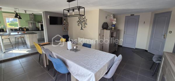 Maison familiale 4 chambres avec suite parentale, jardin clos et dépendances – 10 min Laval

À seulement 10 minutes de Laval, sur la commune de Saint-Ouën-des-Toits, découvrez cette maison en pierre de 200 m2 environ rénovée avec goût.

Au rez-de-chaussée : entrée, cuisine aménagée et équipée ouverte sur le séjour, accès direct à une terrasse couverte, grand salon lumineux avec poêle à bois, bureau avec terrasse privative sans vis-à-vis, suite parentale avec salle d'eau et dressing, buanderie et WC.

À l'étage, un palier dessert trois chambres, dont une suite parentale, ainsi qu'une salle de bains et un WC indépendant.

À l'extérieur, vous profiterez d'un beau jardin paysagé, arboré et entièrement clôturé de 3500 m2, de plusieurs espaces terrasse ainsi que d'un grand garage d'environ 80 m² avec eau et électricité, comprenant également un bureau isolé d'environ 10 m².

Un cabanon complète les dépendances.

Maison bénéficiant d'un DPE B et GES A, équipée d'une pompe à chaleur et d'un poêle à bois.
Assainissement individuel par microstation.
Taxe foncière : 1 551 €.