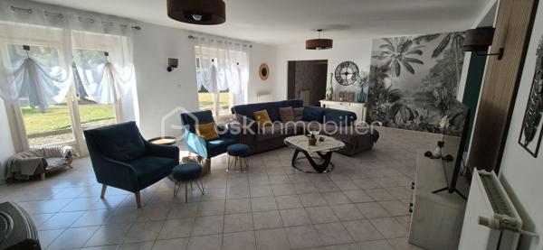 Maison familiale 4 chambres avec suite parentale, jardin clos et dépendances – 10 min Laval

À seulement 10 minutes de Laval, sur la commune de Saint-Ouën-des-Toits, découvrez cette maison en pierre de 200 m2 environ rénovée avec goût.

Au rez-de-chaussée : entrée, cuisine aménagée et équipée ouverte sur le séjour, accès direct à une terrasse couverte, grand salon lumineux avec poêle à bois, bureau avec terrasse privative sans vis-à-vis, suite parentale avec salle d'eau et dressing, buanderie et WC.

À l'étage, un palier dessert trois chambres, dont une suite parentale, ainsi qu'une salle de bains et un WC indépendant.

À l'extérieur, vous profiterez d'un beau jardin paysagé, arboré et entièrement clôturé de 3500 m2, de plusieurs espaces terrasse ainsi que d'un grand garage d'environ 80 m² avec eau et électricité, comprenant également un bureau isolé d'environ 10 m².

Un cabanon complète les dépendances.

Maison bénéficiant d'un DPE B et GES A, équipée d'une pompe à chaleur et d'un poêle à bois.
Assainissement individuel par microstation.
Taxe foncière : 1 551 €.