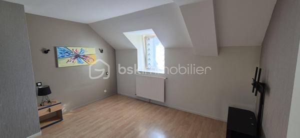 Maison familiale 4 chambres avec suite parentale, jardin clos et dépendances – 10 min Laval

À seulement 10 minutes de Laval, sur la commune de Saint-Ouën-des-Toits, découvrez cette maison en pierre de 200 m2 environ rénovée avec goût.

Au rez-de-chaussée : entrée, cuisine aménagée et équipée ouverte sur le séjour, accès direct à une terrasse couverte, grand salon lumineux avec poêle à bois, bureau avec terrasse privative sans vis-à-vis, suite parentale avec salle d'eau et dressing, buanderie et WC.

À l'étage, un palier dessert trois chambres, dont une suite parentale, ainsi qu'une salle de bains et un WC indépendant.

À l'extérieur, vous profiterez d'un beau jardin paysagé, arboré et entièrement clôturé de 3500 m2, de plusieurs espaces terrasse ainsi que d'un grand garage d'environ 80 m² avec eau et électricité, comprenant également un bureau isolé d'environ 10 m².

Un cabanon complète les dépendances.

Maison bénéficiant d'un DPE B et GES A, équipée d'une pompe à chaleur et d'un poêle à bois.
Assainissement individuel par microstation.
Taxe foncière : 1 551 €.
