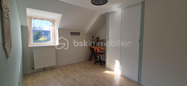 Maison familiale 4 chambres avec suite parentale, jardin clos et dépendances – 10 min Laval

À seulement 10 minutes de Laval, sur la commune de Saint-Ouën-des-Toits, découvrez cette maison en pierre de 200 m2 environ rénovée avec goût.

Au rez-de-chaussée : entrée, cuisine aménagée et équipée ouverte sur le séjour, accès direct à une terrasse couverte, grand salon lumineux avec poêle à bois, bureau avec terrasse privative sans vis-à-vis, suite parentale avec salle d'eau et dressing, buanderie et WC.

À l'étage, un palier dessert trois chambres, dont une suite parentale, ainsi qu'une salle de bains et un WC indépendant.

À l'extérieur, vous profiterez d'un beau jardin paysagé, arboré et entièrement clôturé de 3500 m2, de plusieurs espaces terrasse ainsi que d'un grand garage d'environ 80 m² avec eau et électricité, comprenant également un bureau isolé d'environ 10 m².

Un cabanon complète les dépendances.

Maison bénéficiant d'un DPE B et GES A, équipée d'une pompe à chaleur et d'un poêle à bois.
Assainissement individuel par microstation.
Taxe foncière : 1 551 €.