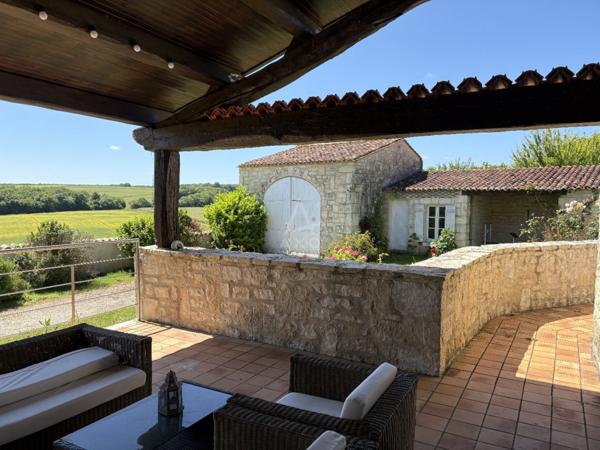 Rouillac. Une vue magnifique pour cette belle propriété de caractère de type 7 pièces sur une parcelle de 2245 m² avec dépendances et piscine.