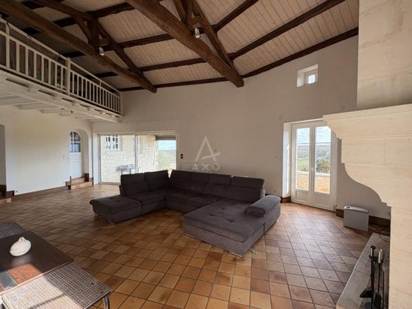 Rouillac. Une vue magnifique pour cette belle propriété de caractère de type 7 pièces sur une parcelle de 2245 m² avec dépendances et piscine.