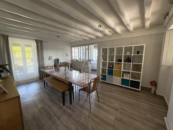 Rouillac. Une vue magnifique pour cette belle propriété de caractère de type 7 pièces sur une parcelle de 2245 m² avec dépendances et piscine.