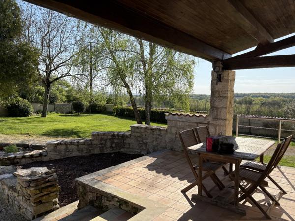 Rouillac. Une vue magnifique pour cette belle propriété de caractère de type 7 pièces sur une parcelle de 2245 m² avec dépendances et piscine.