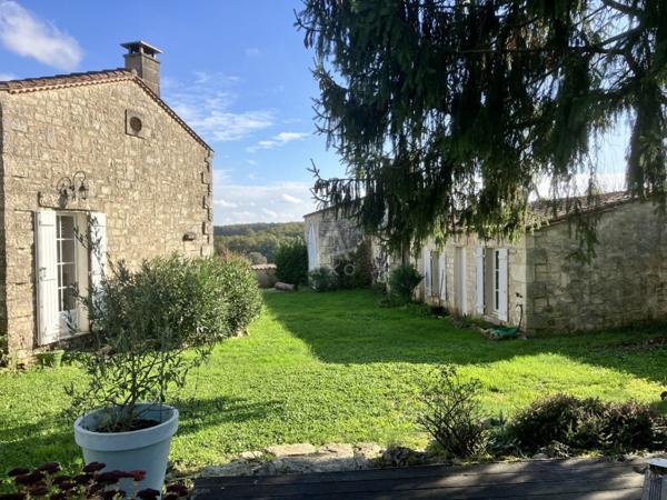 Rouillac. Une vue magnifique pour cette belle propriété de caractère de type 7 pièces sur une parcelle de 2245 m² avec dépendances et piscine.