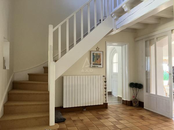 Rouillac. Une vue magnifique pour cette belle propriété de caractère de type 7 pièces sur une parcelle de 2245 m² avec dépendances et piscine.