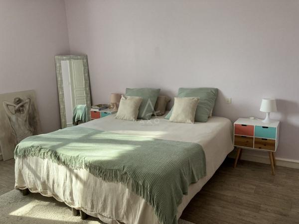 Rouillac. Une vue magnifique pour cette belle propriété de caractère de type 7 pièces sur une parcelle de 2245 m² avec dépendances et piscine.