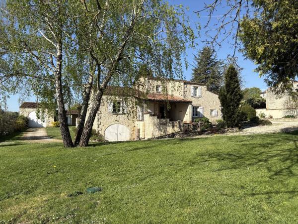 Rouillac. Une vue magnifique pour cette belle propriété de caractère de type 7 pièces sur une parcelle de 2245 m² avec dépendances et piscine.