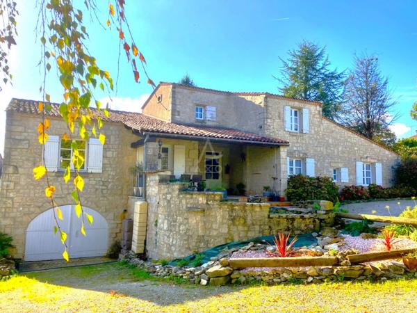 Rouillac. Une vue magnifique pour cette belle propriété de caractère de type 7 pièces sur une parcelle de 2245 m² avec dépendances et piscine.