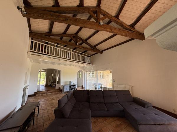 Rouillac. Une vue magnifique pour cette belle propriété de caractère de type 7 pièces sur une parcelle de 2245 m² avec dépendances et piscine.