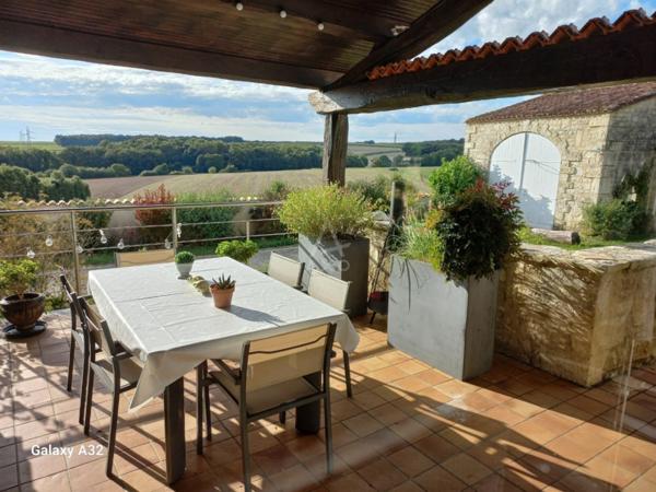 Rouillac. Une vue magnifique pour cette belle propriété de caractère de type 7 pièces sur une parcelle de 2245 m² avec dépendances et piscine.