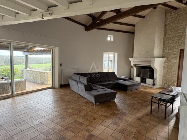 Rouillac. Une vue magnifique pour cette belle propriété de caractère de type 7 pièces sur une parcelle de 2245 m² avec dépendances et piscine.