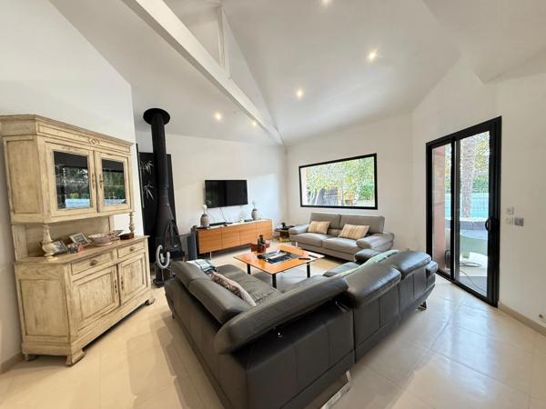 BIGANOS – Quartier recherché du VIGNEAU – Élégante propriété de 190 m² sur un magnifique terrain paysager de 2 370 m² avec piscine, dépendance et double garage