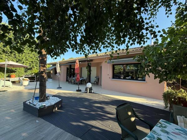 BIGANOS – Quartier recherché du VIGNEAU – Élégante propriété de 190 m² sur un magnifique terrain paysager de 2 370 m² avec piscine, dépendance et double garage