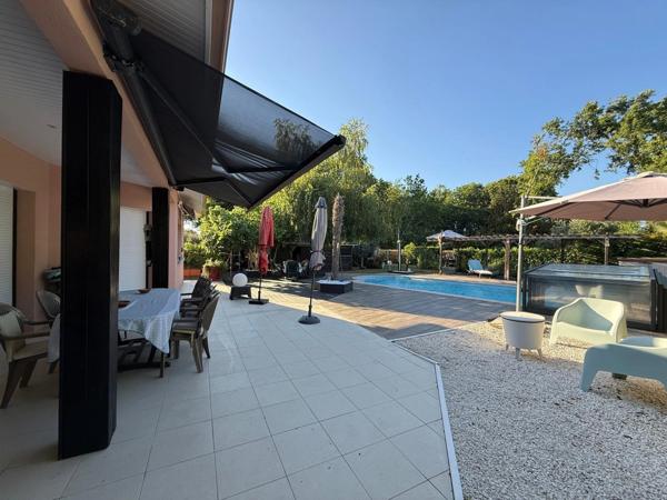 BIGANOS – Quartier recherché du VIGNEAU – Élégante propriété de 190 m² sur un magnifique terrain paysager de 2 370 m² avec piscine, dépendance et double garage