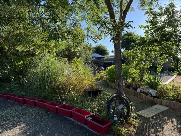 BIGANOS – Quartier recherché du VIGNEAU – Élégante propriété de 190 m² sur un magnifique terrain paysager de 2 370 m² avec piscine, dépendance et double garage