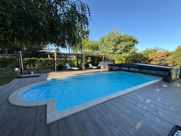 BIGANOS – Quartier recherché du VIGNEAU – Élégante propriété de 190 m² sur un magnifique terrain paysager de 2 370 m² avec piscine, dépendance et double garage