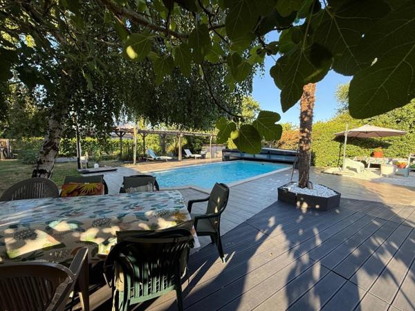 BIGANOS – Quartier recherché du VIGNEAU – Élégante propriété de 190 m² sur un magnifique terrain paysager de 2 370 m² avec piscine, dépendance et double garage