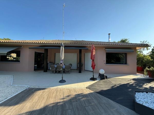 BIGANOS – Quartier recherché du VIGNEAU – Élégante propriété de 190 m² sur un magnifique terrain paysager de 2 370 m² avec piscine, dépendance et double garage