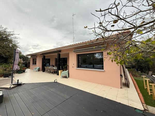 BIGANOS – Quartier recherché du VIGNEAU – Élégante propriété de 190 m² sur un magnifique terrain paysager de 2 370 m² avec piscine, dépendance et double garage