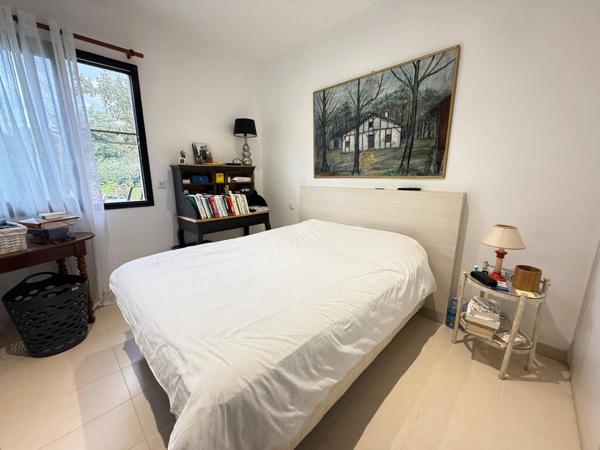 BIGANOS – Quartier recherché du VIGNEAU – Élégante propriété de 190 m² sur un magnifique terrain paysager de 2 370 m² avec piscine, dépendance et double garage