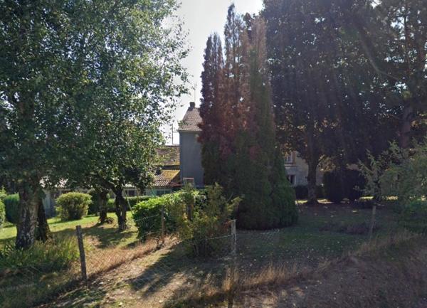 Maison en pierre de 151m2, mitoyenne, 4 chambres avec dépendance, terrain 1524m² 68 000 €