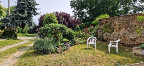 Maison en pierre de 151m2, mitoyenne, 4 chambres avec dépendance, terrain 1524m² 68 000 €