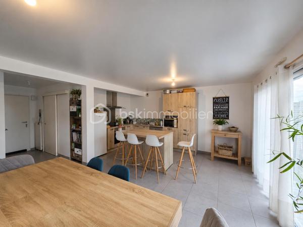 Située dans le quartier de Briantec à 5 minutes du bourg de Ploemeur, cette maison récente de 126 m² construite en 2016, offre des prestations actuelles dans un environnement calme et résidentiel.

Dès l'entrée, vous serez séduit par une belle pièce de vie traversante de plus de 40 m², baignée de lumière grâce à ses larges baies vitrées. La cuisine ouverte, aménagée et équipée, s'intègre harmonieusement à cet espace convivial, idéal pour partager des moments en famille ou entre amis, avec un accès direct à la terrasse et au jardin. Un cellier complète cet espace pour un quotidien plus pratique.
Le rez-de-chaussée accueille également une suite parentale avec sa salle d'eau privative, un véritable atout pour profiter d'une vie de plain-pied.

À l'étage, la maison offre trois chambres confortables, une mezzanine pouvant accueillir un bureau, un espace détente ou une salle de jeux, ainsi qu'une salle de bains avec WC.

Le jardin et la terrasse vous permettront de profiter pleinement des beaux jours dans un environnement calme.

Récente, lumineuse et parfaitement entretenue, cette maison allie confort, fonctionnalité et qualité de vie. Sa proximité avec les commerces, les écoles et les services de Ploemeur en fait une adresse idéale pour une famille à la recherche d'un bien où tout est déjà réuni.

Une visite suffira pour vous projeter.